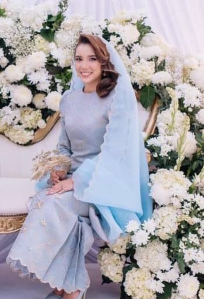 Wanapuzi Couture baju nikah biru
