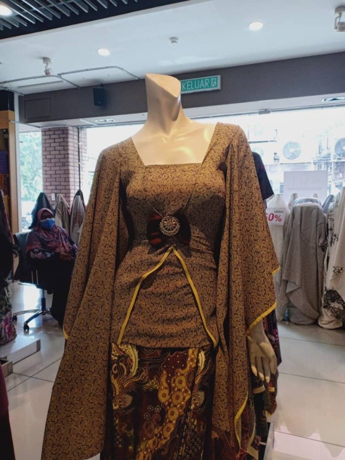 Wanapuzi Couture kebaya pada mannequin