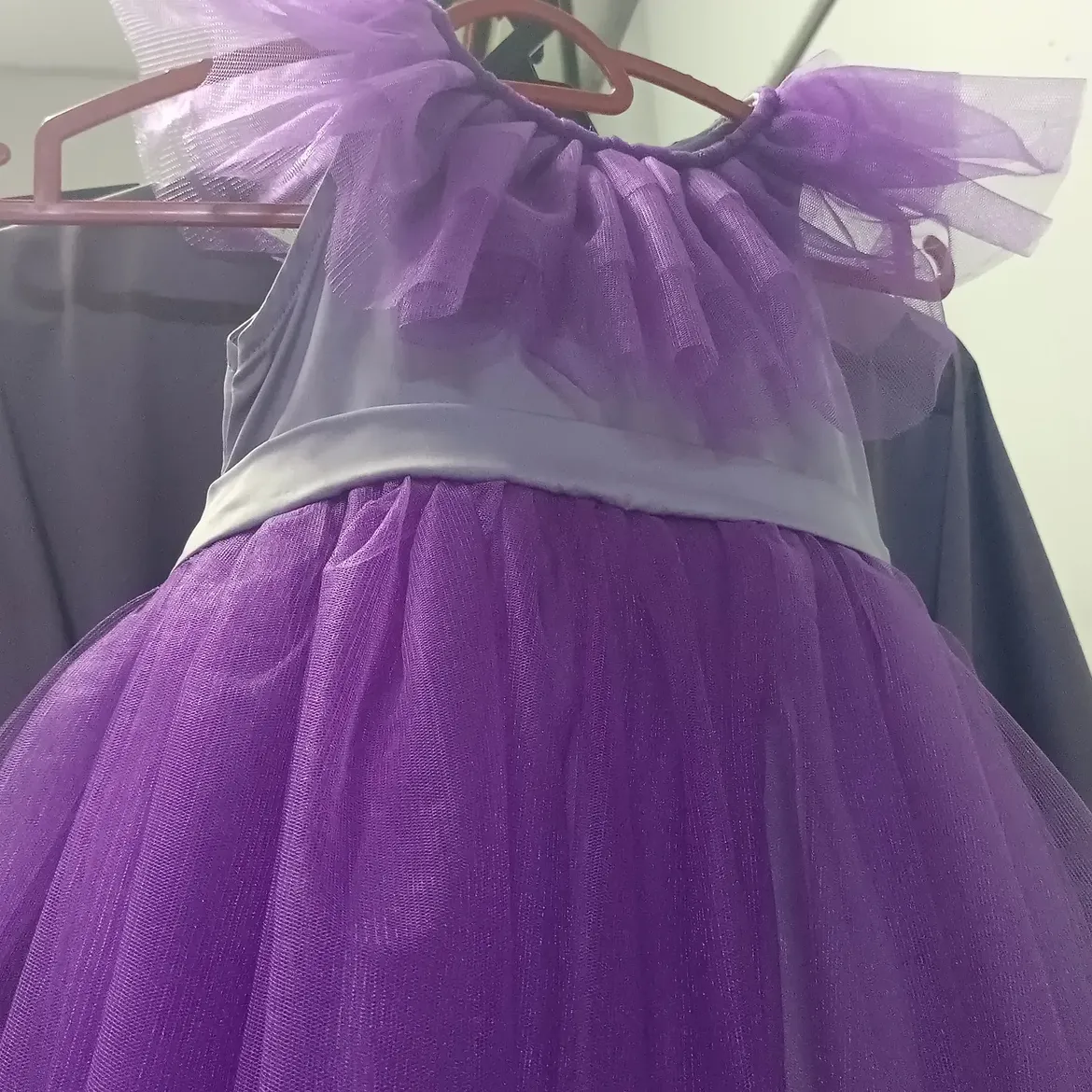 Wanapuzi Couture perincian busana ungu